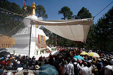 H.H. 17th
                            Karmapa consecrates a Lhabab Chorten Stupa
                            in Valle de Bravo