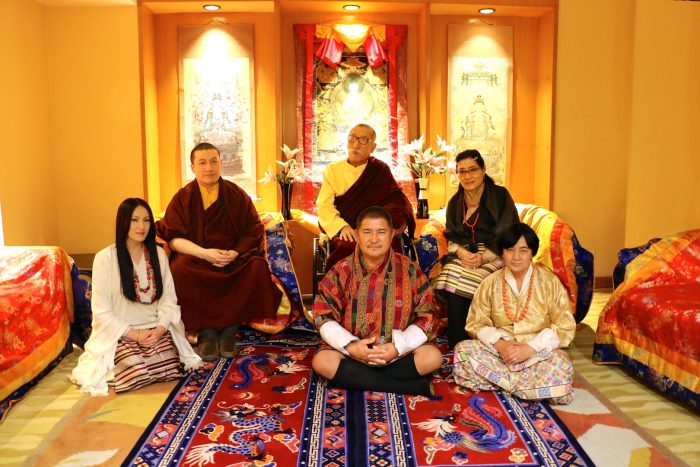 In alto (da destra a sinistra): SS il Karmapa ed i suoi genitori SE Mipham Rinpoche, Dechen Wangmo In basso (da destra a sinistra): Rinchen Yangzom ed i suoi genitori il Sig. Chencho, e la Sig.ra Kunzang
