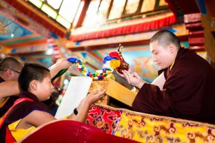 Chime Rinpoche offering a Buddha statue to Thaye Dorje, His Holiness the 17th Gyalwa Karmapa. Photo / Tokpa Korlo