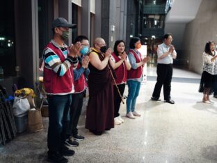 Thaye Dorje, His Holiness the 17th Gyalwa Karmapa, meets with devotees and grants empowerments in Taipei, Taiwan. Photo / Tokpa Korlo