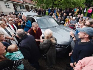 Thaye Dorje, His Holiness the 17th Gyalwa Karmapa, visits the Europe Center. Photo: Tokpa Korlo