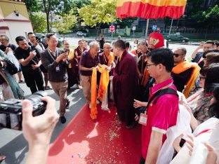 Thaye Dorje, His Holiness the 17th Gyalwa Karmapa, visits Karma Kagyu Buddhist Centre (KKBC) in Singapore, 2025. Photo: Tokpa Korlo.
