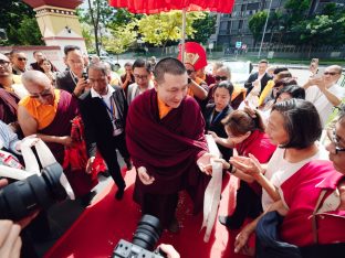 Thaye Dorje, His Holiness the 17th Gyalwa Karmapa, visits Karma Kagyu Buddhist Centre (KKBC) in Singapore, 2025. Photo: Tokpa Korlo.