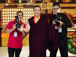 Thaye Dorje, His Holiness the 17th Gyalwa Karmapa, visits Karma Kagyu Buddhist Centre (KKBC) in Singapore, 2025. Photo: Tokpa Korlo.