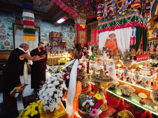 Thaye Dorje, His Holiness the 17th Gyalwa Karmapa, visits Dhagpo Sheydrub Ling. Photo: Tokpa Korlo