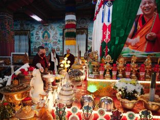 Thaye Dorje, His Holiness the 17th Gyalwa Karmapa, visits Dhagpo Sheydrub Ling. Photo: Tokpa Korlo
