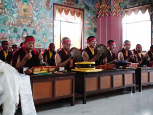 Thaye Dorje, His Holiness the 17th Gyalwa Karmapa, visits Dhagpo Sheydrub Ling. Photo: Tokpa Korlo