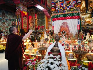 Thaye Dorje, His Holiness the 17th Gyalwa Karmapa, visits Dhagpo Sheydrub Ling. Photo: Tokpa Korlo