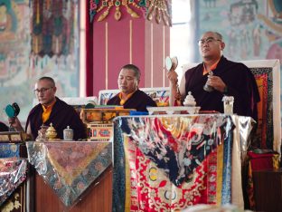 Thaye Dorje, His Holiness the 17th Gyalwa Karmapa, visits Dhagpo Sheydrub Ling. Photo: Tokpa Korlo