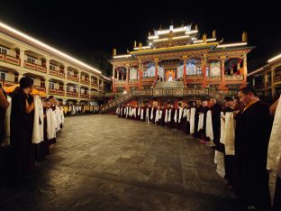 Thaye Dorje, His Holiness the 17th Gyalwa Karmapa, visits Dhagpo Sheydrub Ling. Photo: Tokpa Korlo