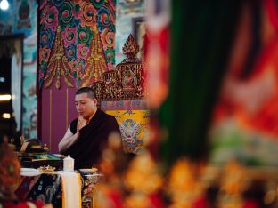 Thaye Dorje, His Holiness the 17th Gyalwa Karmapa, visits Dhagpo Sheydrub Ling. Photo: Tokpa Korlo