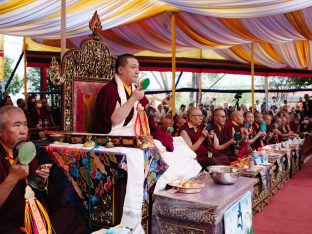 Thaye Dorje, His Holiness the 17th Gyalwa Karmapa, visits Dhagpo Sheydrub Ling. Photo: Tokpa Korlo