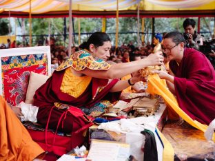 Thaye Dorje, His Holiness the 17th Gyalwa Karmapa, visits Dhagpo Sheydrub Ling. Photo: Tokpa Korlo