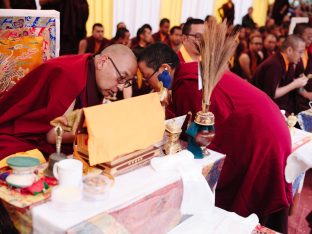 Thaye Dorje, His Holiness the 17th Gyalwa Karmapa, visits Dhagpo Sheydrub Ling. Photo: Tokpa Korlo