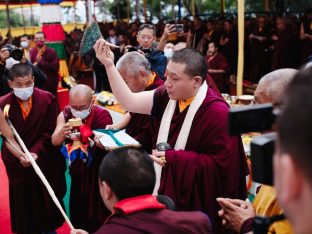 Thaye Dorje, His Holiness the 17th Gyalwa Karmapa, visits Dhagpo Sheydrub Ling. Photo: Tokpa Korlo