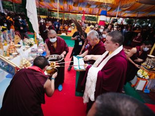 Thaye Dorje, His Holiness the 17th Gyalwa Karmapa, visits Dhagpo Sheydrub Ling. Photo: Tokpa Korlo