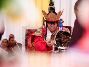 Thaye Dorje, His Holiness the 17th Gyalwa Karmapa, visits Dhagpo Sheydrub Ling. Photo: Tokpa Korlo