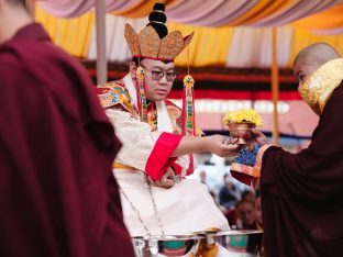 Thaye Dorje, His Holiness the 17th Gyalwa Karmapa, visits Dhagpo Sheydrub Ling. Photo: Tokpa Korlo