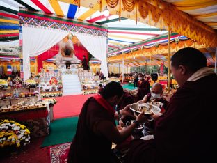 Thaye Dorje, His Holiness the 17th Gyalwa Karmapa, visits Dhagpo Sheydrub Ling. Photo: Tokpa Korlo