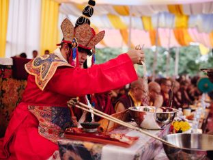 Thaye Dorje, His Holiness the 17th Gyalwa Karmapa, visits Dhagpo Sheydrub Ling. Photo: Tokpa Korlo