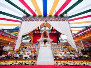 Thaye Dorje, His Holiness the 17th Gyalwa Karmapa, visits Dhagpo Sheydrub Ling. Photo: Tokpa Korlo