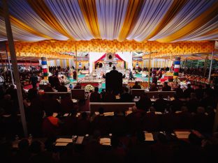 Thaye Dorje, His Holiness the 17th Gyalwa Karmapa, visits Dhagpo Sheydrub Ling. Photo: Tokpa Korlo