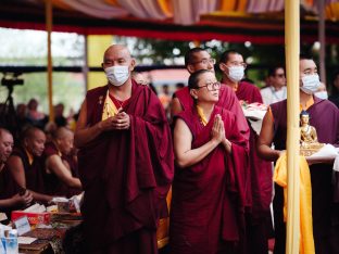 Thaye Dorje, His Holiness the 17th Gyalwa Karmapa, visits Dhagpo Sheydrub Ling. Photo: Tokpa Korlo