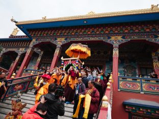 Thaye Dorje, His Holiness the 17th Gyalwa Karmapa, visits Dhagpo Sheydrub Ling. Photo: Tokpa Korlo