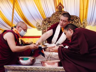 Thaye Dorje, His Holiness the 17th Gyalwa Karmapa, visits Dhagpo Sheydrub Ling. Photo: Tokpa Korlo