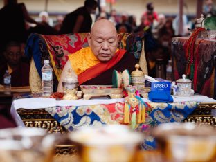 Thaye Dorje, His Holiness the 17th Gyalwa Karmapa, visits Dhagpo Sheydrub Ling. Photo: Tokpa Korlo