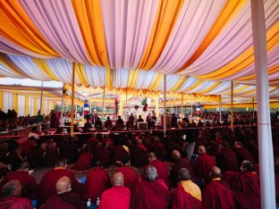 Thaye Dorje, His Holiness the 17th Gyalwa Karmapa, visits Dhagpo Sheydrub Ling. Photo: Tokpa Korlo
