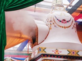 Thaye Dorje, His Holiness the 17th Gyalwa Karmapa, visits Dhagpo Sheydrub Ling. Photo: Tokpa Korlo