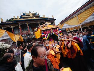 Thaye Dorje, His Holiness the 17th Gyalwa Karmapa, visits Dhagpo Sheydrub Ling. Photo: Tokpa Korlo