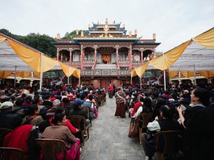 Thaye Dorje, His Holiness the 17th Gyalwa Karmapa, visits Dhagpo Sheydrub Ling. Photo: Tokpa Korlo