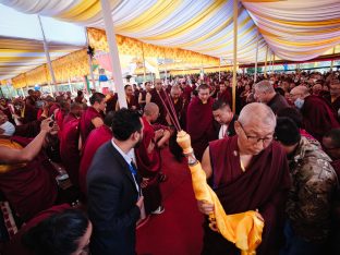 Thaye Dorje, His Holiness the 17th Gyalwa Karmapa, visits Dhagpo Sheydrub Ling. Photo: Tokpa Korlo