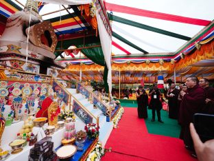 Thaye Dorje, His Holiness the 17th Gyalwa Karmapa, visits Dhagpo Sheydrub Ling. Photo: Tokpa Korlo