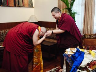 Thaye Dorje, His Holiness the 17th Gyalwa Karmapa, visits Dhagpo Sheydrub Ling. Photo: Tokpa Korlo