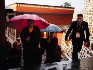 Thaye Dorje, His Holiness the 17th Gyalwa Karmapa, visits Dhagpo Sheydrub Ling. Photo: Tokpa Korlo