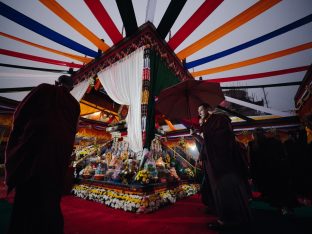 Thaye Dorje, His Holiness the 17th Gyalwa Karmapa, visits Dhagpo Sheydrub Ling. Photo: Tokpa Korlo