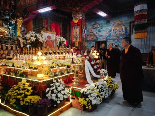Thaye Dorje, His Holiness the 17th Gyalwa Karmapa, visits Dhagpo Sheydrub Ling. Photo: Tokpa Korlo