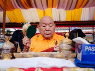 Thaye Dorje, His Holiness the 17th Gyalwa Karmapa, visits Dhagpo Sheydrub Ling. Photo: Tokpa Korlo