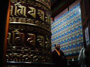 Thaye Dorje, His Holiness the 17th Gyalwa Karmapa, visits Dhagpo Sheydrub Ling. Photo: Tokpa Korlo