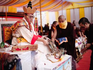 Thaye Dorje, His Holiness the 17th Gyalwa Karmapa, visits Dhagpo Sheydrub Ling. Photo: Tokpa Korlo
