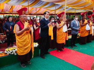 Thaye Dorje, His Holiness the 17th Gyalwa Karmapa, visits Dhagpo Sheydrub Ling. Photo: Tokpa Korlo