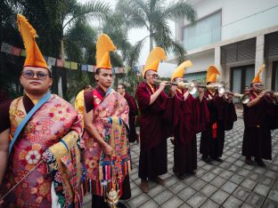 Thaye Dorje, His Holiness the 17th Gyalwa Karmapa, receives the Kudung of his father, the eminent spiritual master His Eminence the 3rd Jamgon Ju Mipham Namgyal Gyatso Tshojung Gyepe Dorje, at the Karmapa International Buddhist Institute in New Delhi. Photo: Tokpa Korlo.