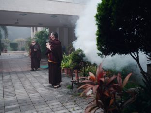 Thaye Dorje, His Holiness the 17th Gyalwa Karmapa, receives the Kudung of his father, the eminent spiritual master His Eminence the 3rd Jamgon Ju Mipham Namgyal Gyatso Tshojung Gyepe Dorje, at the Karmapa International Buddhist Institute in New Delhi. Photo: Tokpa Korlo.