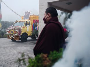 Thaye Dorje, His Holiness the 17th Gyalwa Karmapa, receives the Kudung of his father, the eminent spiritual master His Eminence the 3rd Jamgon Ju Mipham Namgyal Gyatso Tshojung Gyepe Dorje, at the Karmapa International Buddhist Institute in New Delhi. Photo: Tokpa Korlo.