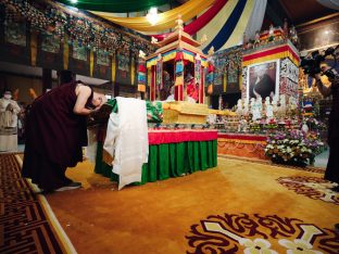 Thaye Dorje, His Holiness the 17th Gyalwa Karmapa, receives the Kudung of his father, the eminent spiritual master His Eminence the 3rd Jamgon Ju Mipham Namgyal Gyatso Tshojung Gyepe Dorje, at the Karmapa International Buddhist Institute in New Delhi. Photo: Tokpa Korlo.