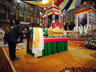 Thaye Dorje, His Holiness the 17th Gyalwa Karmapa, receives the Kudung of his father, the eminent spiritual master His Eminence the 3rd Jamgon Ju Mipham Namgyal Gyatso Tshojung Gyepe Dorje, at the Karmapa International Buddhist Institute in New Delhi. Photo: Tokpa Korlo.