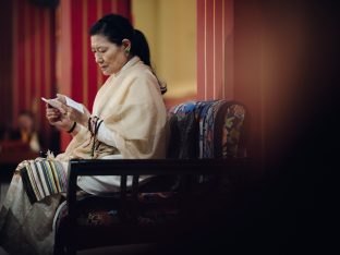 Thaye Dorje, His Holiness the 17th Gyalwa Karmapa, receives the Kudung of his father, the eminent spiritual master His Eminence the 3rd Jamgon Ju Mipham Namgyal Gyatso Tshojung Gyepe Dorje, at the Karmapa International Buddhist Institute in New Delhi. Photo: Tokpa Korlo.